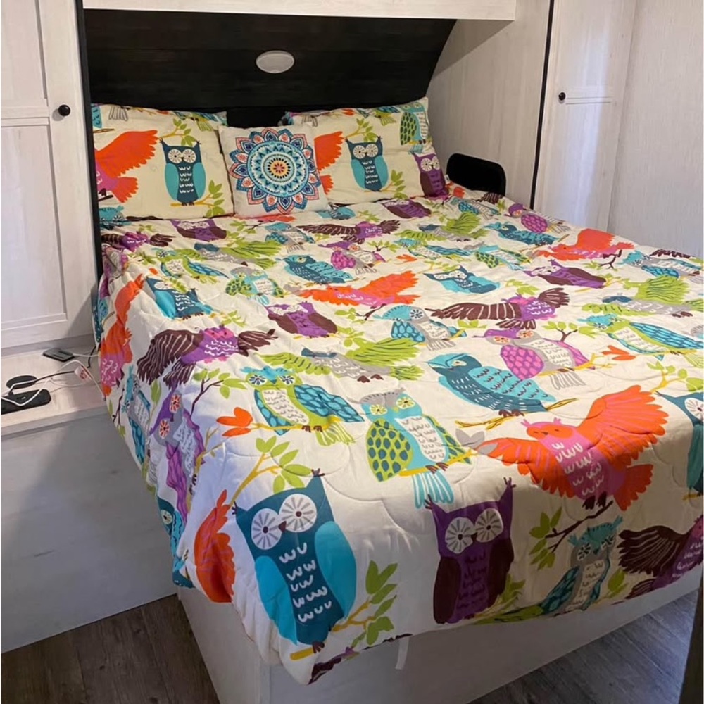 Crayola Vibrant Owl Quilt Set with Multicolor Design Full/Queen size